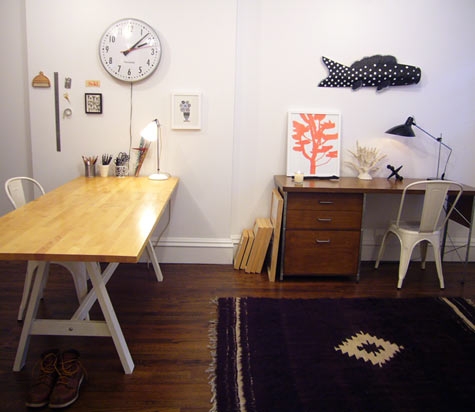 стол,стул,пол,ковёр,рабочий стол, часы,ножницы,красивая квартира фото