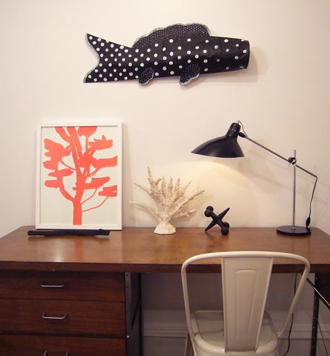 стол,стул,пол,ковёр,рабочий стол, часы,ножницы,красивая квартира фото,настольная лампа, карал
