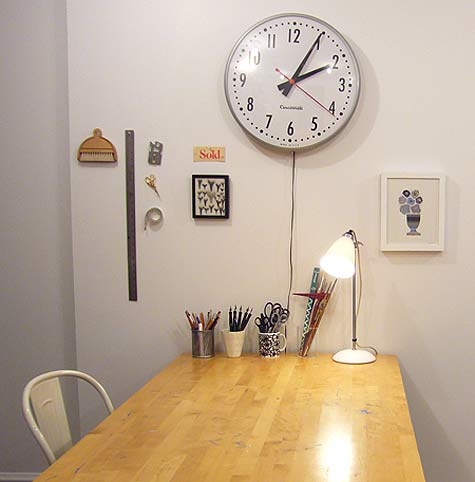 стол,стул,пол,ковёр,рабочий стол, часы,ножницы,красивая квартира фото,настольная лампа, карал