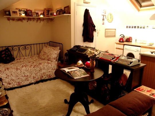 комната,дизайн,франция,мебель,кровать,железные дуги,винтаж,дизайн, ковер,полки,столик