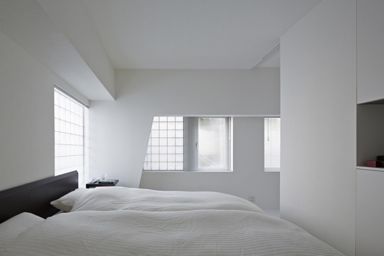 квартира,фото,минимализм,япония,черный белый,интерьер,опенс спейс,кухня,гостиная,спальня,туалет,окна