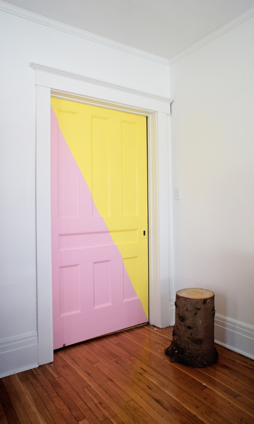 дверь,пень,пол,желтая,розовая