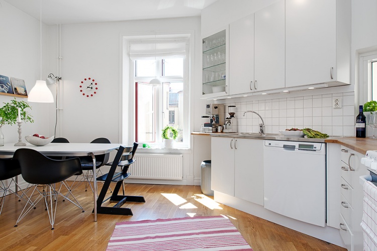 кухня,белый цвет,фото,квартира,ковер красный с белым,мебель