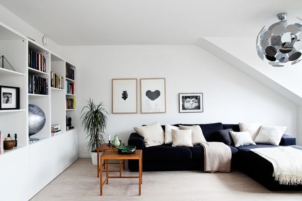 Мансарда,минимализм,черный,белый,квартира,зал,диван