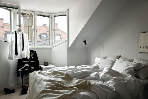 Мансарда,минимализм,черный,белый,квартира,спальня