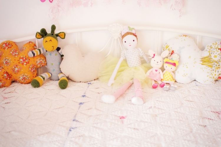 игрушки,в детской комнате,мягкие игрушки на кровати