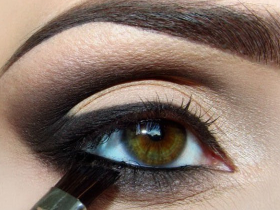 Как сделать дымчатый макияж глаз дома